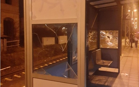 BPOLI DD: Zeugenaufruf: Unbekannte beschädigen Wartehäuschen am Bahnhof Dresden Cossebaude - Foto: presseportal.de