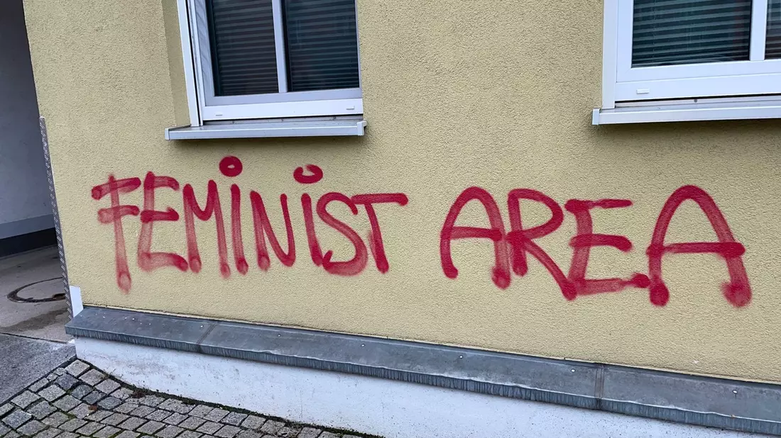 LPI-J: Großflächige Graffiti gesprüht - Bild: presseportal.de