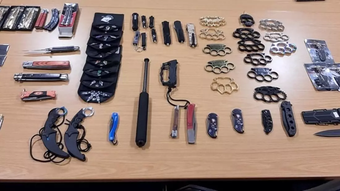 BPOLD-B: Von Bundespolizei gestoppt: Reisender hat Messer und Schlagringe im Gepäck - Bild: presseportal.de