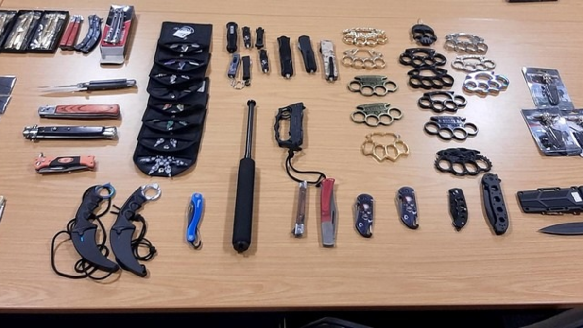 BPOLD-B: Von Bundespolizei gestoppt: Reisender hat Messer und Schlagringe im Gepäck - Foto: presseportal.de