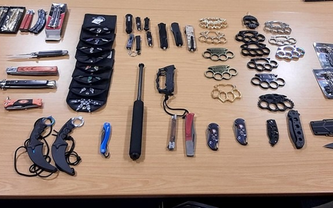 BPOLD-B: Von Bundespolizei gestoppt: Reisender hat Messer und Schlagringe im Gepäck - Foto: presseportal.de BPOLD-B: Von Bundespolizei gestoppt: Reisender hat Messer und Schlagringe im Gepäck - Foto: presseportal.de