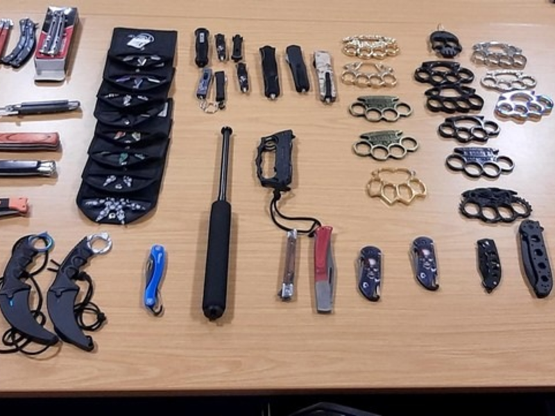 BPOLD-B: Von Bundespolizei gestoppt: Reisender hat Messer und Schlagringe im Gepäck - Foto: presseportal.de