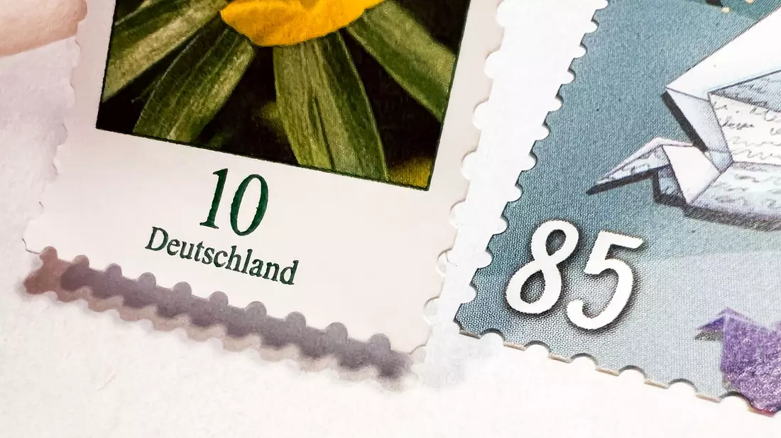 Standardbriefe und Postkarten innerhalb Deutschlands kosten ab Januar 95 Cent und damit 10 Cent mehr als bislang. - Bild: Julian Stratenschulte/dpa