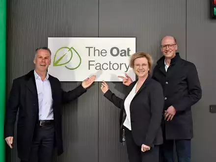 The Oat Factory setzt mit innovativen Haferprodukten neue Maßstäbe im Bereich Haferdrinks / Neue Fabrikation des Joint Ventures von frischli und Brüggen nimmt Produktion auf - Foto: presseportal.de