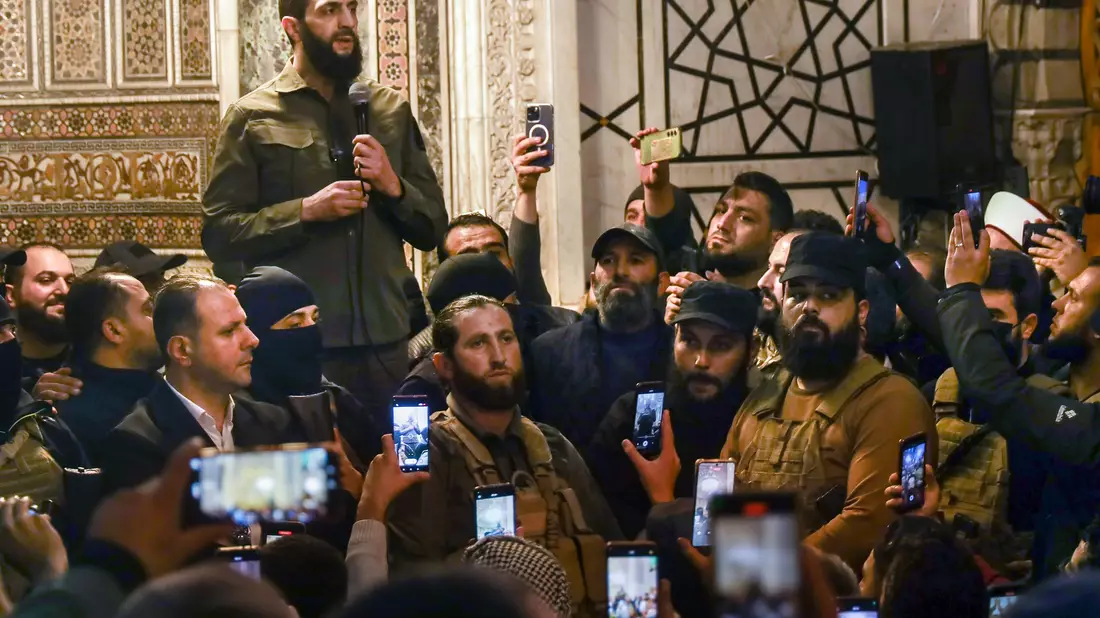 Millionen Syrer wie auch Regierungen im Ausland stehen nun vor der Frage: Welche Ziele verfolgt Abu Mohammed al-Dschulani, und welche Form von Gesellschaft strebt er in Syrien an? - Bild: Omar Albam/AP