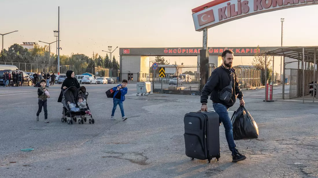Said Ozo (r.), ein syrischer Migrant in der Türkei, arbeitet in einer Polsterwerkstatt in Kilis, er will aber zurück nach Syrien. - Bild: Ahmed Deeb/dpa