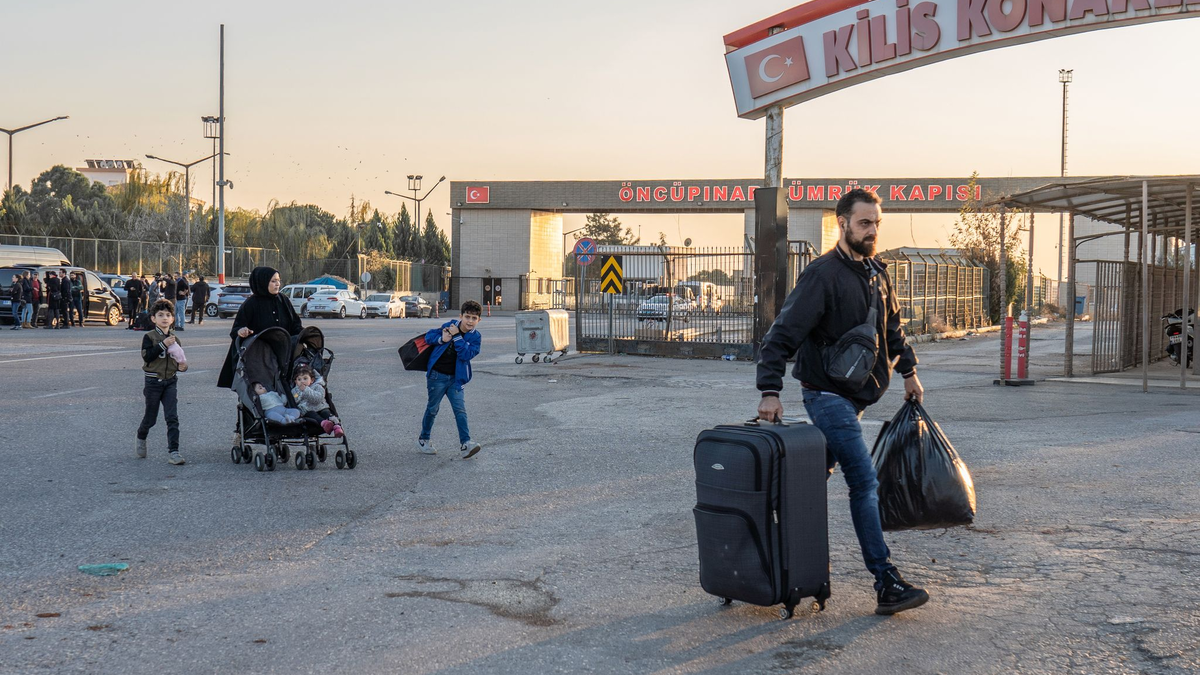 Said Ozo (r.), ein syrischer Migrant in der Türkei, arbeitet in einer Polsterwerkstatt in Kilis, er will aber zurück nach Syrien. - Foto: Ahmed Deeb/dpa