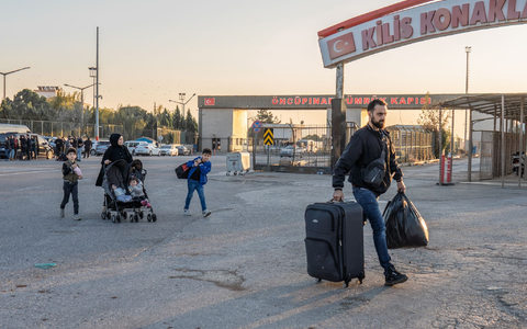 Said Ozo (r.), ein syrischer Migrant in der Türkei, arbeitet in einer Polsterwerkstatt in Kilis, er will aber zurück nach Syrien. - Foto: Ahmed Deeb/dpa Said Ozo (r.), ein syrischer Migrant in der Türkei, arbeitet in einer Polsterwerkstatt in Kilis, er will aber zurück nach Syrien. - Foto: Ahmed Deeb/dpa