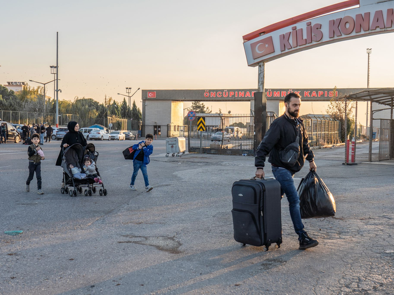 Said Ozo (r.), ein syrischer Migrant in der Türkei, arbeitet in einer Polsterwerkstatt in Kilis, er will aber zurück nach Syrien. - Foto: Ahmed Deeb/dpa