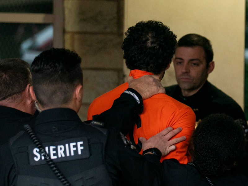 Luigi M. wird am Dienstag, 10. Dezember, in das Gerichtsgebäude von Blair County gebracht. - Foto: Benjamin B. Braun/Pittsburgh Post-Gazette via AP/dpa