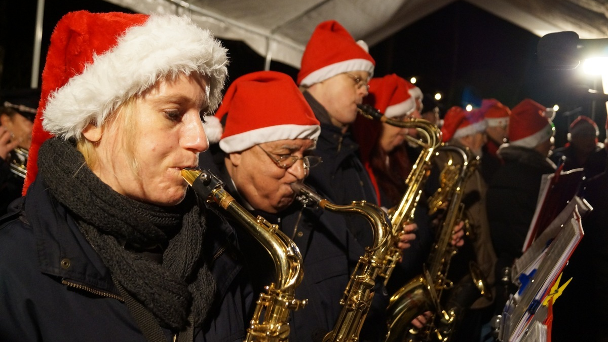 FW Norderstedt: Waldweihnacht der Freiwilligen Feuerwehr Garstedt - Foto: presseportal.de