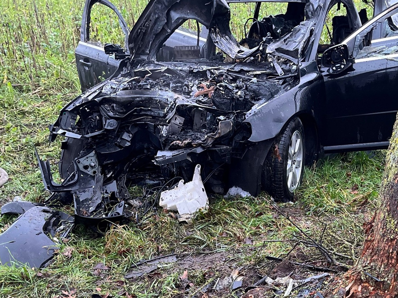 POL-MI: Auto gerät nach Unfall in Brand - Foto: presseportal.de