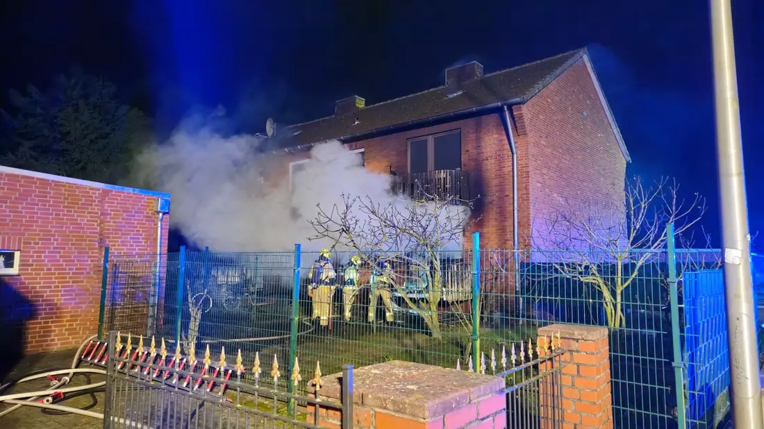 FW Gronau: 10 Personen bei Feuer in Mehrfamilienhaus in Gronau - Bild: presseportal.de