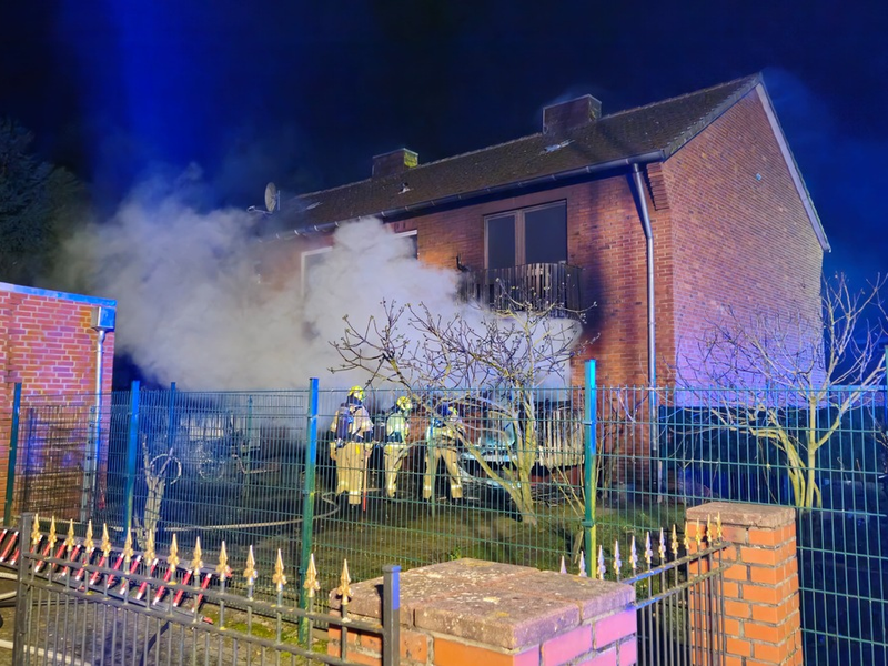 FW Gronau: 10 Personen bei Feuer in Mehrfamilienhaus in Gronau - Foto: presseportal.de