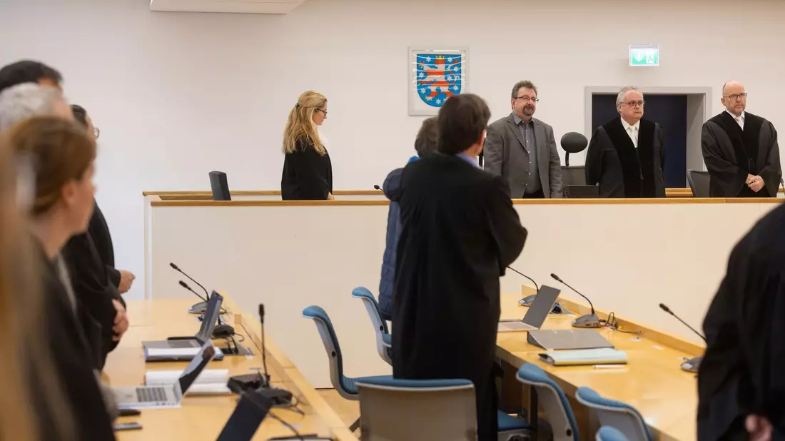 Das Landgericht verhängte zweimal lebenslang und sprach einen Angeklagten frei. (Archivbild)  - Bild: Michael Reichel/dpa