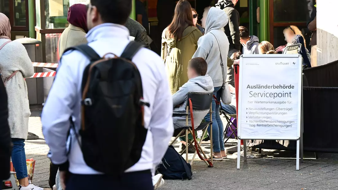 Durch verkürzte Fristen für Einbürgerungen und die neue Regelung zum Doppelpass dürfte die Zahl derjenigen, die deutsche Staatsbürger werden, erst einmal weiter steigen. Ob die Reform nach der Bundestagswahl Bestand haben wird, ist noch offen. (Archivbild) - Bild: Bernd Weißbrod/dpa