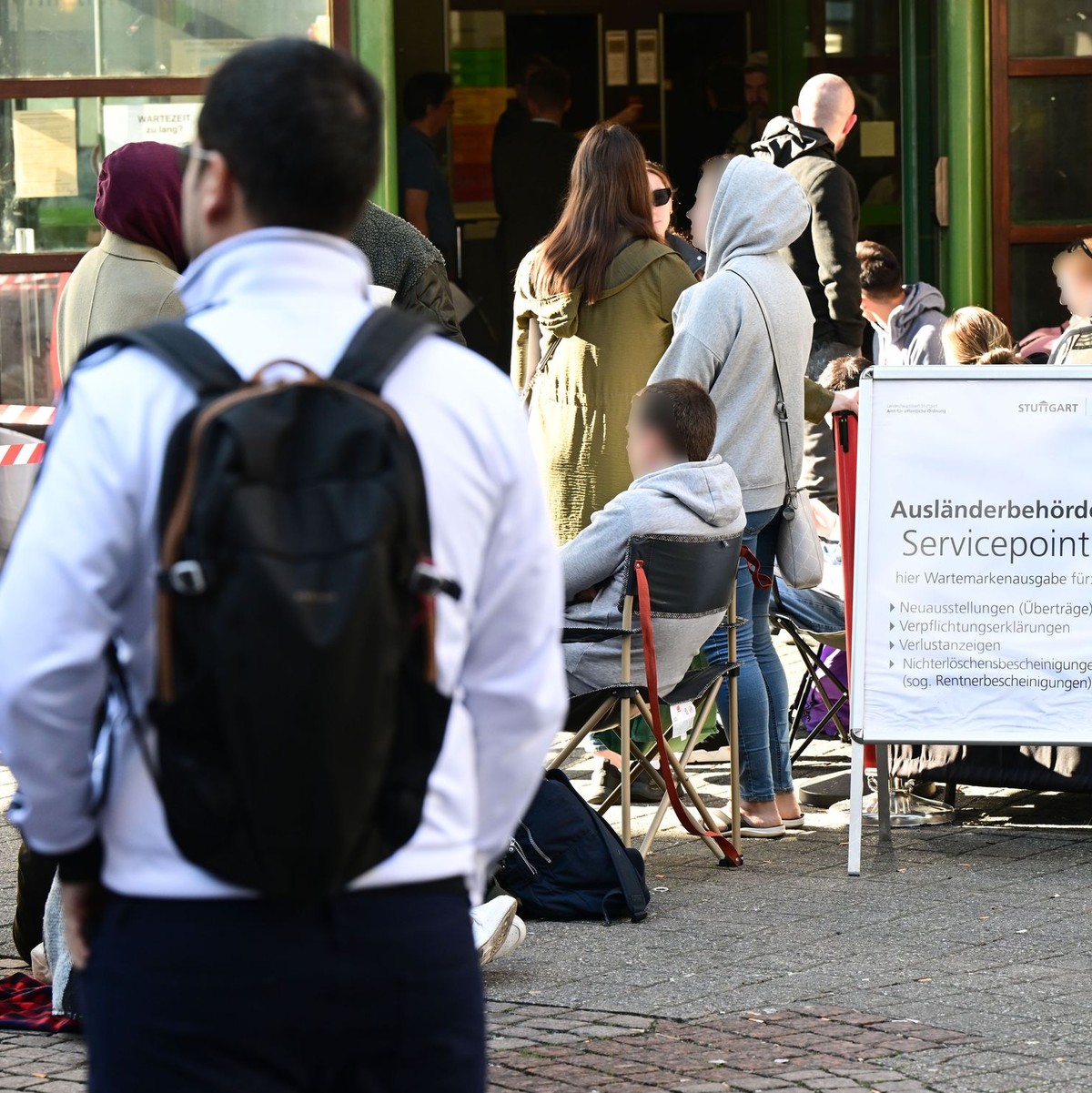 Durch verkürzte Fristen für Einbürgerungen und die neue Regelung zum Doppelpass dürfte die Zahl derjenigen, die deutsche Staatsbürger werden, erst einmal weiter steigen. Ob die Reform nach der Bundestagswahl Bestand haben wird, ist noch offen. (Archivbild) - Foto: Bernd Weißbrod/dpa