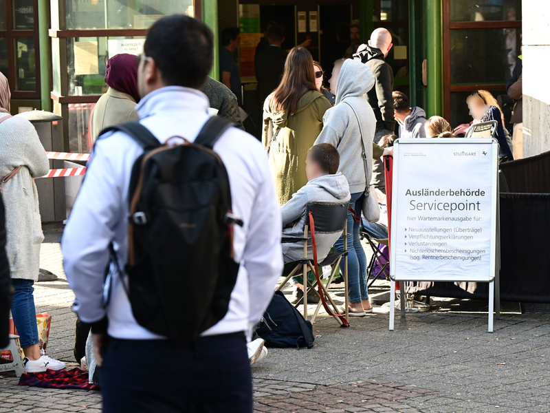 Durch verkürzte Fristen für Einbürgerungen und die neue Regelung zum Doppelpass dürfte die Zahl derjenigen, die deutsche Staatsbürger werden, erst einmal weiter steigen. Ob die Reform nach der Bundestagswahl Bestand haben wird, ist noch offen. (Archivbild) - Foto: Bernd Weißbrod/dpa