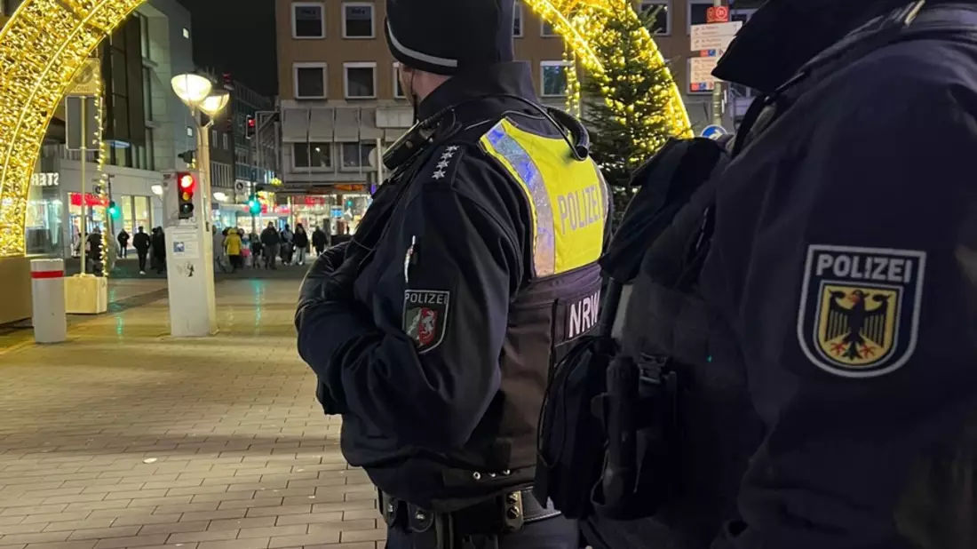 POL-DU: Stadtgebiet: Gemeinsame Schwerpunktkontrolle der Bundespolizeiinspektion Düsseldorf und der Polizei Duisburg: Messerkontrollen auf dem Weihnachtsmarkt - Bild: presseportal.de