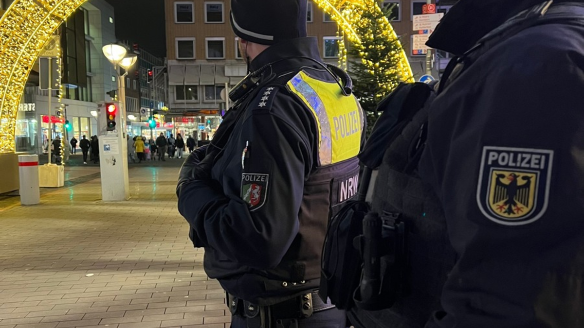 POL-DU: Stadtgebiet: Gemeinsame Schwerpunktkontrolle der Bundespolizeiinspektion Düsseldorf und der Polizei Duisburg: Messerkontrollen auf dem Weihnachtsmarkt - Foto: presseportal.de