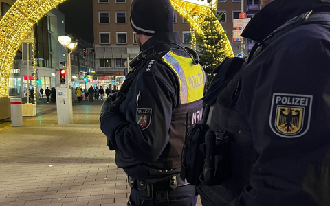 POL-DU: Stadtgebiet: Gemeinsame Schwerpunktkontrolle der Bundespolizeiinspektion Düsseldorf und der Polizei Duisburg: Messerkontrollen auf dem Weihnachtsmarkt - Foto: presseportal.de