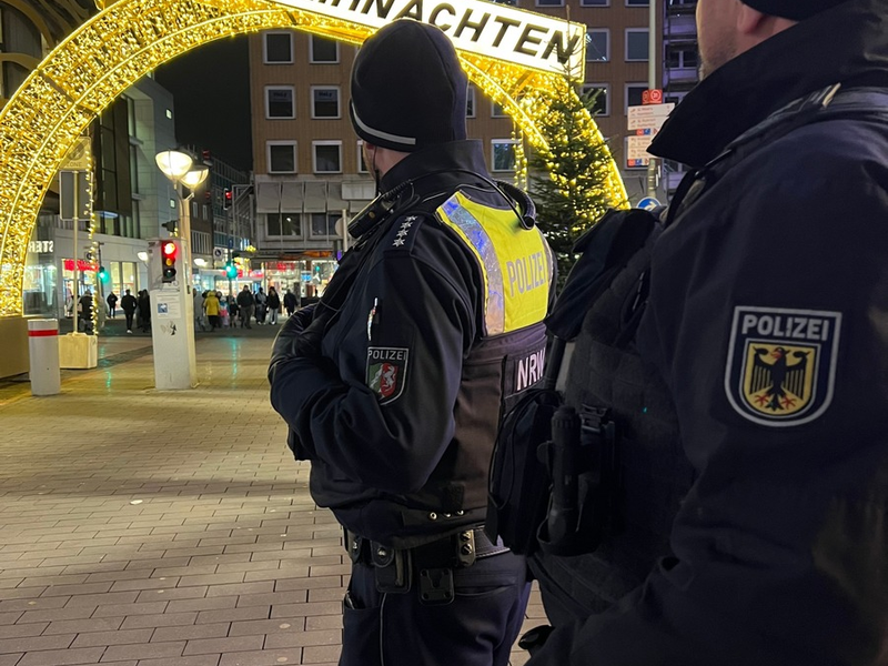 POL-DU: Stadtgebiet: Gemeinsame Schwerpunktkontrolle der Bundespolizeiinspektion Düsseldorf und der Polizei Duisburg: Messerkontrollen auf dem Weihnachtsmarkt - Foto: presseportal.de
