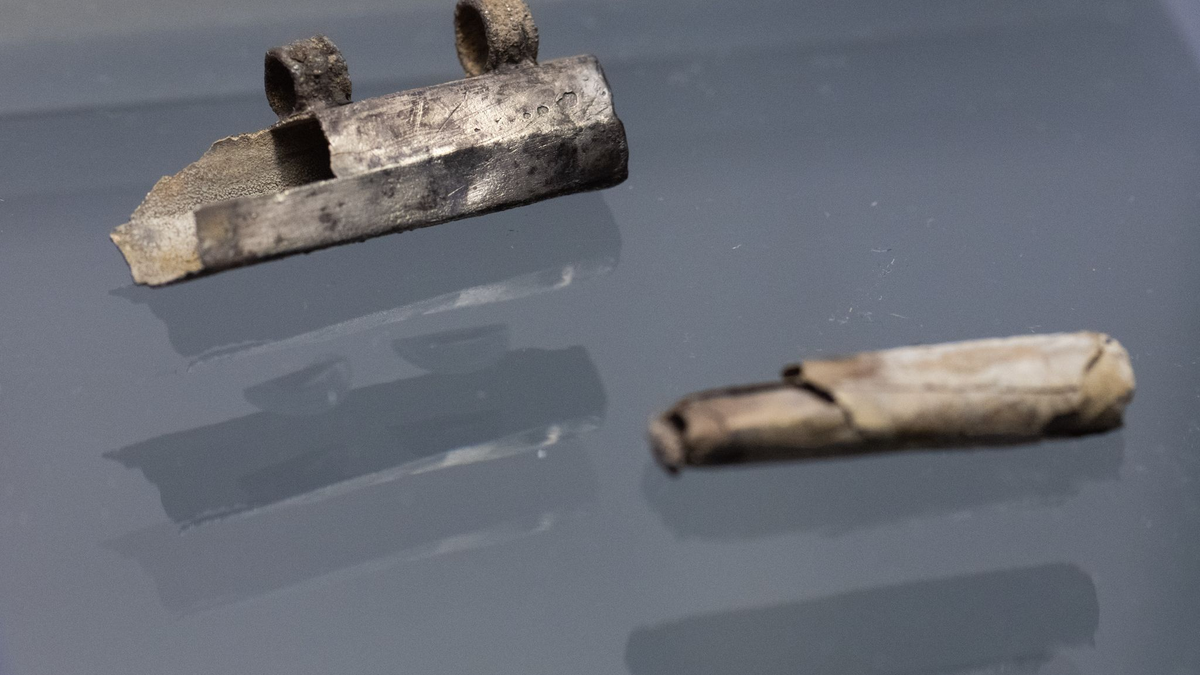 Die Rolle war zu brüchig, um sie zu entrollen. Sie wurde digital entschlüsselt. - Foto: Boris Roessler/dpa