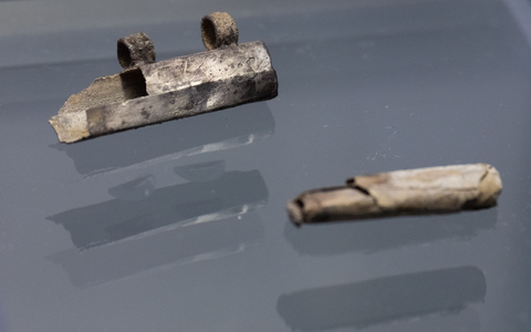 Die Rolle war zu brüchig, um sie zu entrollen. Sie wurde digital entschlüsselt. - Foto: Boris Roessler/dpa