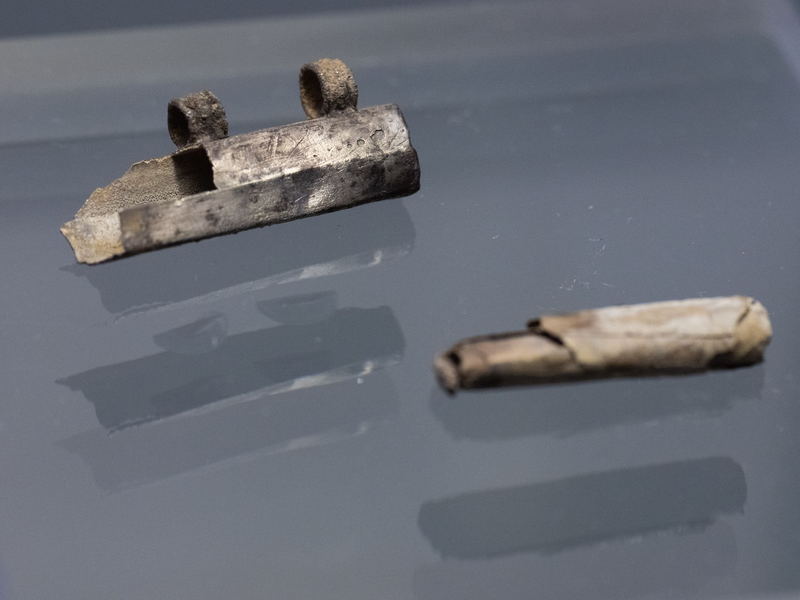 Die Rolle war zu brüchig, um sie zu entrollen. Sie wurde digital entschlüsselt. - Foto: Boris Roessler/dpa