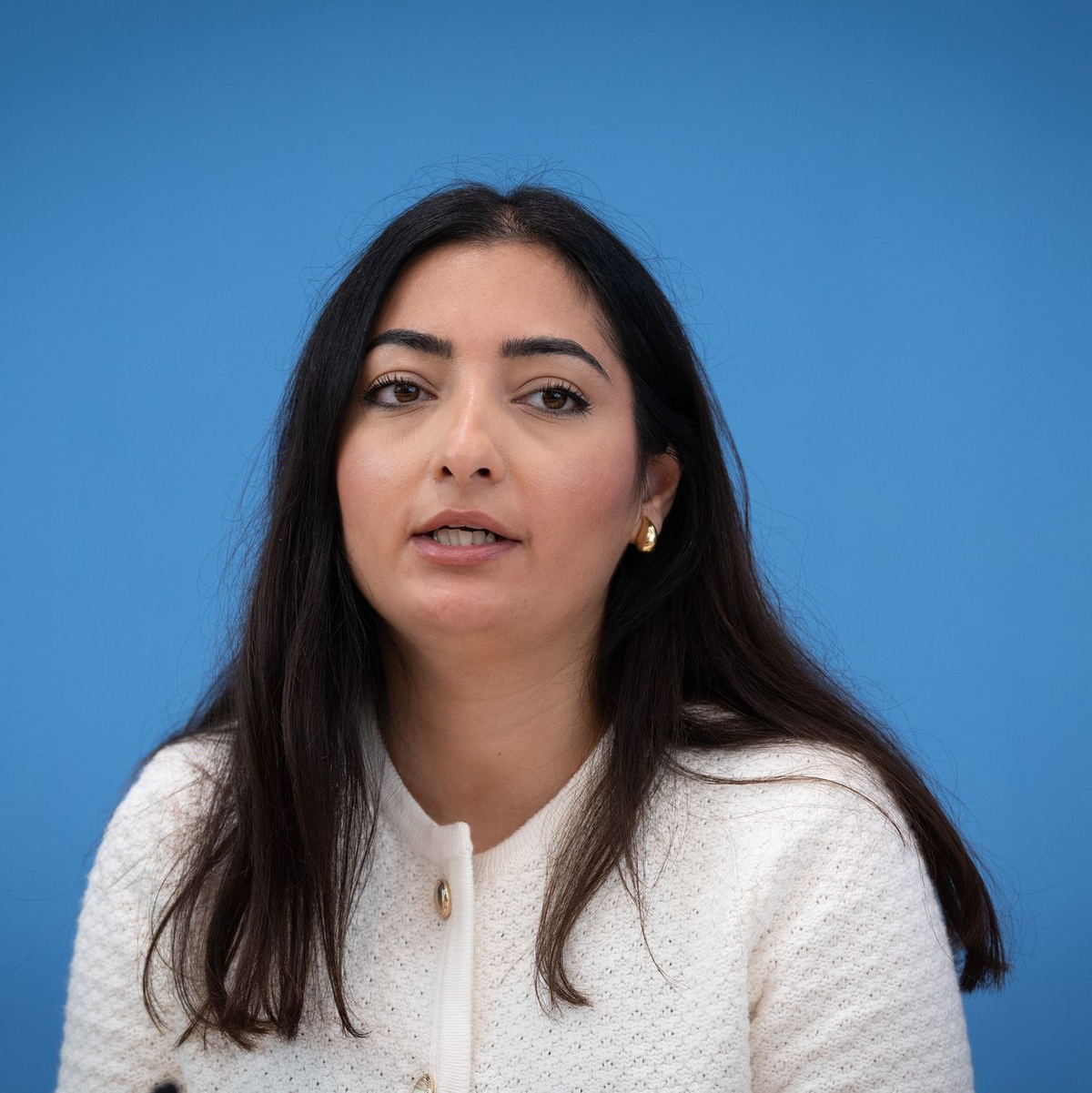 Staatsministerin Reem Alabali-Radovan (SPD) findet die aktuelle Debatte um Rückführungen nach Syrien unmöglich. - Foto: Soeren Stache/dpa