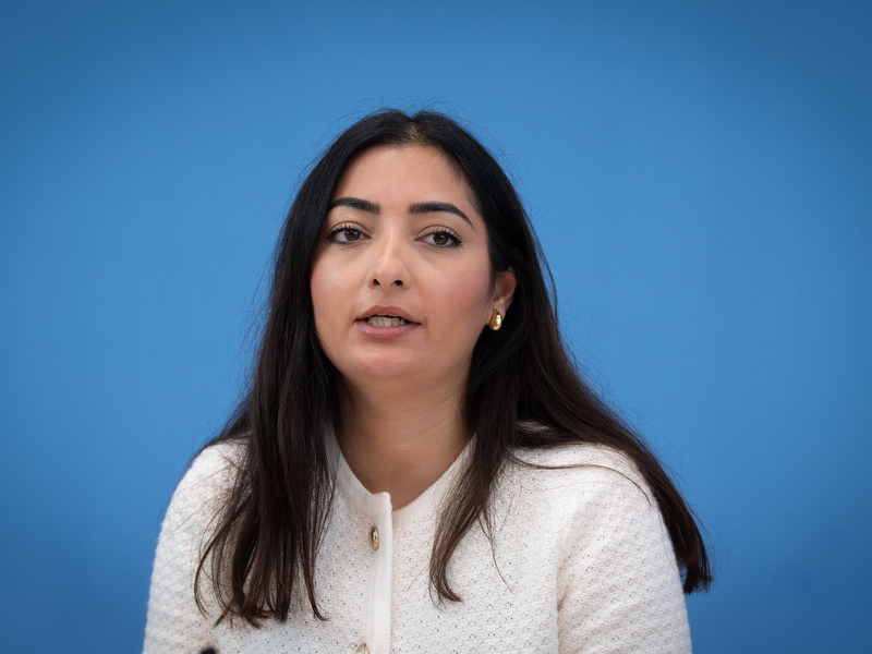 Staatsministerin Reem Alabali-Radovan (SPD) findet die aktuelle Debatte um Rückführungen nach Syrien unmöglich. - Foto: Soeren Stache/dpa