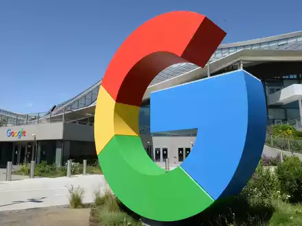 Google und das BSI haben eine Kooperationsvereinbarung geschlossen. Dabei geht es um Cloud-Lösungen für die öffentliche Verwaltung. (Symbolbild) - Foto: Andrej Sokolow/dpa