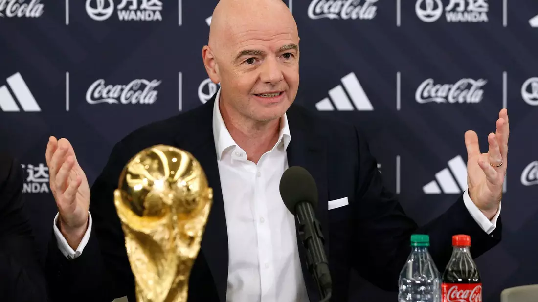 FIFA-Präsident Gianni Infantino bekam für seine WM-Pläne keinerlei Widerspruch.  - Bild: Noah K. Murray/AP/dpa