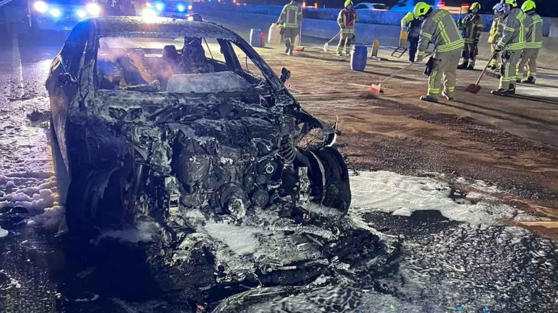 FW Ratingen: Mehrere PKW-Brände auf der BAB3 - Vollsperrung der A3 in Fahrtrichtung Köln, Feuerwehr Ratingen im Einsatz - Bild: presseportal.de