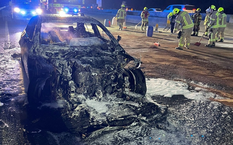 FW Ratingen: Mehrere PKW-Brände auf der BAB3 - Vollsperrung der A3 in Fahrtrichtung Köln, Feuerwehr Ratingen im Einsatz - Foto: presseportal.de
