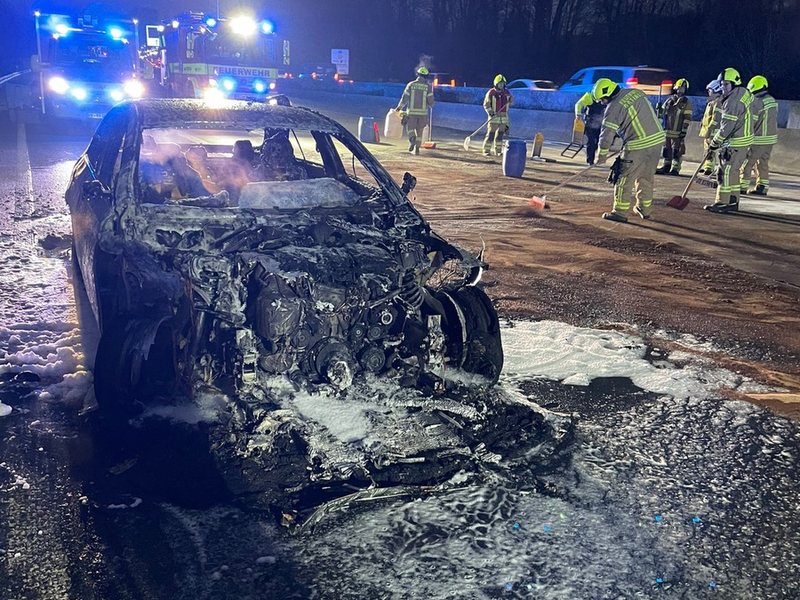 FW Ratingen: Mehrere PKW-Brände auf der BAB3 - Vollsperrung der A3 in Fahrtrichtung Köln, Feuerwehr Ratingen im Einsatz - Foto: presseportal.de