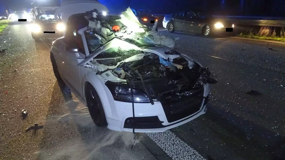 FW Sonsbeck: Auslaufende Betriebsmittel nach Verkehrsunfall auf der A57 - Bild: presseportal.de