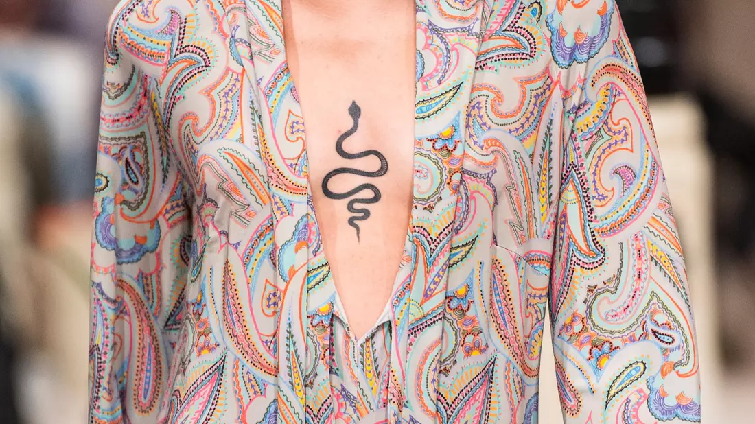 Auch auf Laufstegen sind manchmal Tattoos zu sehen. (Archivbild) - Bild: Christophe Gateau/dpa