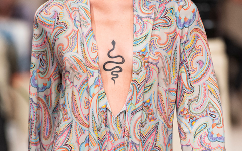 Auch auf Laufstegen sind manchmal Tattoos zu sehen. (Archivbild) - Foto: Christophe Gateau/dpa