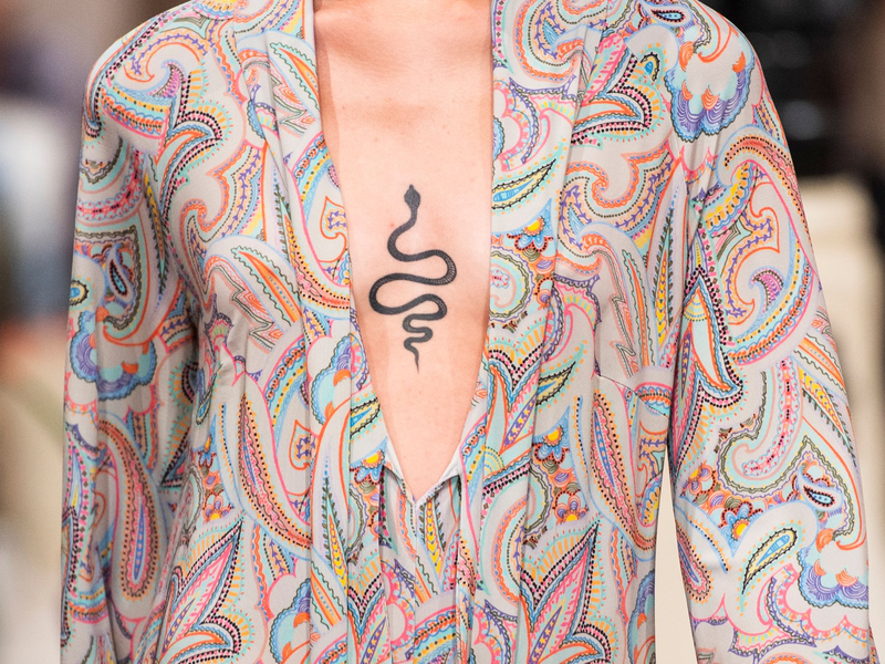 Auch auf Laufstegen sind manchmal Tattoos zu sehen. (Archivbild) - Foto: Christophe Gateau/dpa