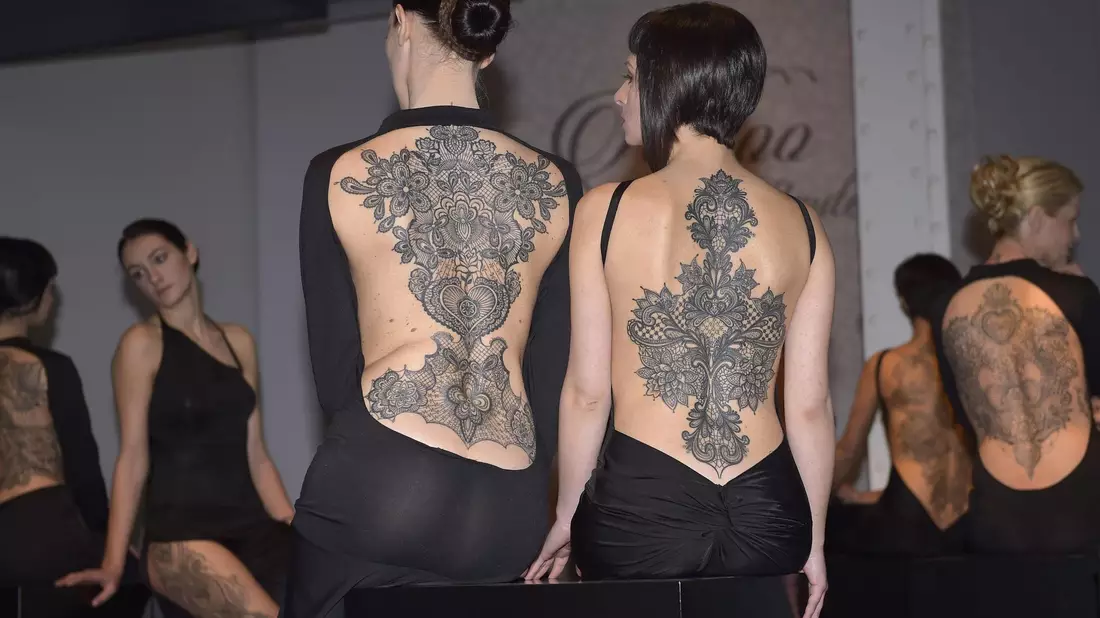 Je mehr Tattoos sie hatten, desto unattraktiver wurden Models bei einer Studie bewertet. (Archivbild) - Bild: picture alliance / dpa
