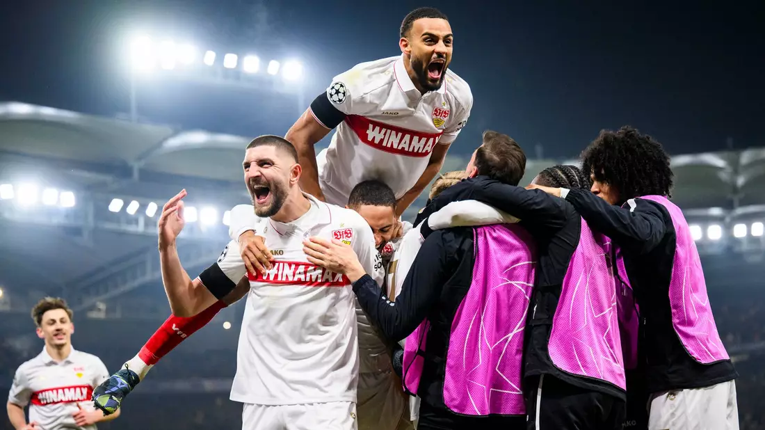 Emotionale Szene: Die YB-Profis widmeten ihr Tor Mitspieler Meschack Elia. - Bild: Tom Weller/dpa