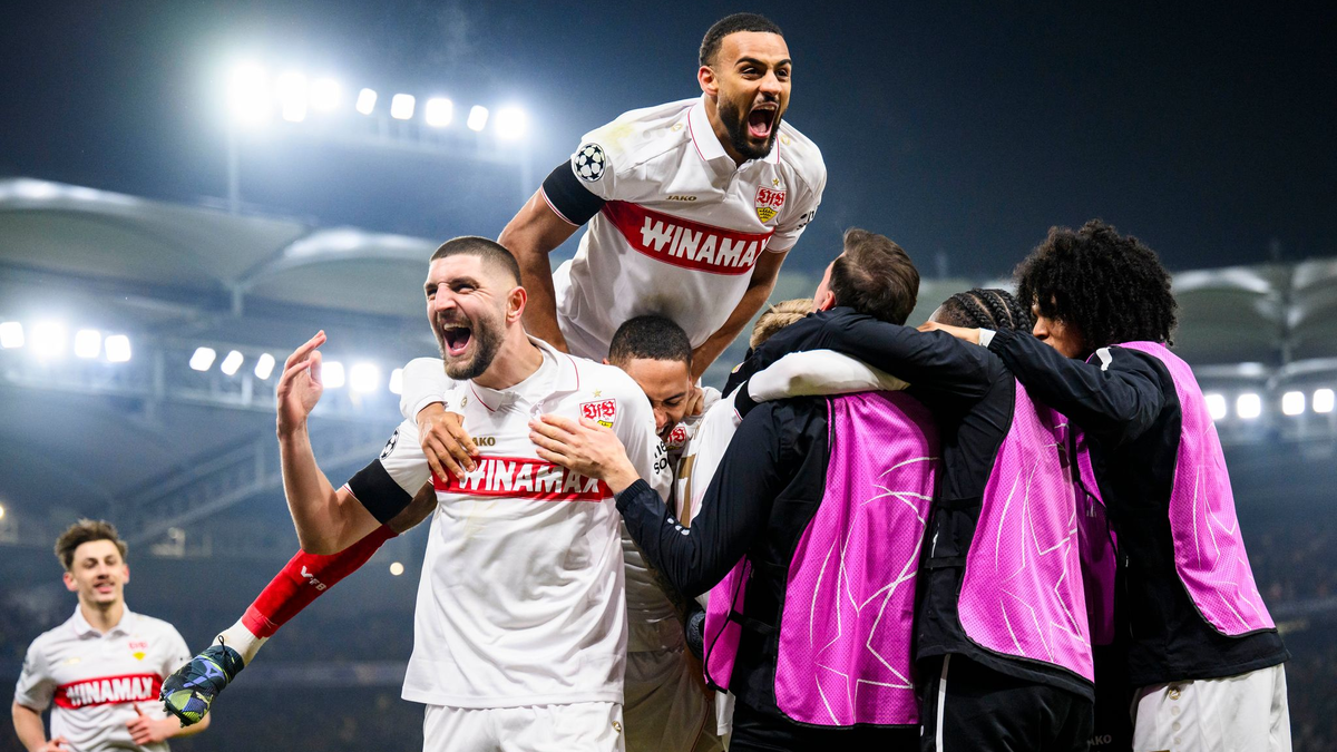 Emotionale Szene: Die YB-Profis widmeten ihr Tor Mitspieler Meschack Elia. - Foto: Tom Weller/dpa