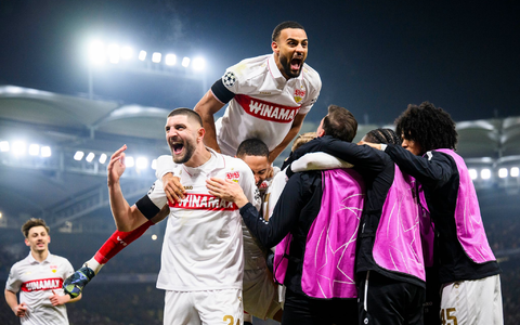 Emotionale Szene: Die YB-Profis widmeten ihr Tor Mitspieler Meschack Elia. - Foto: Tom Weller/dpa