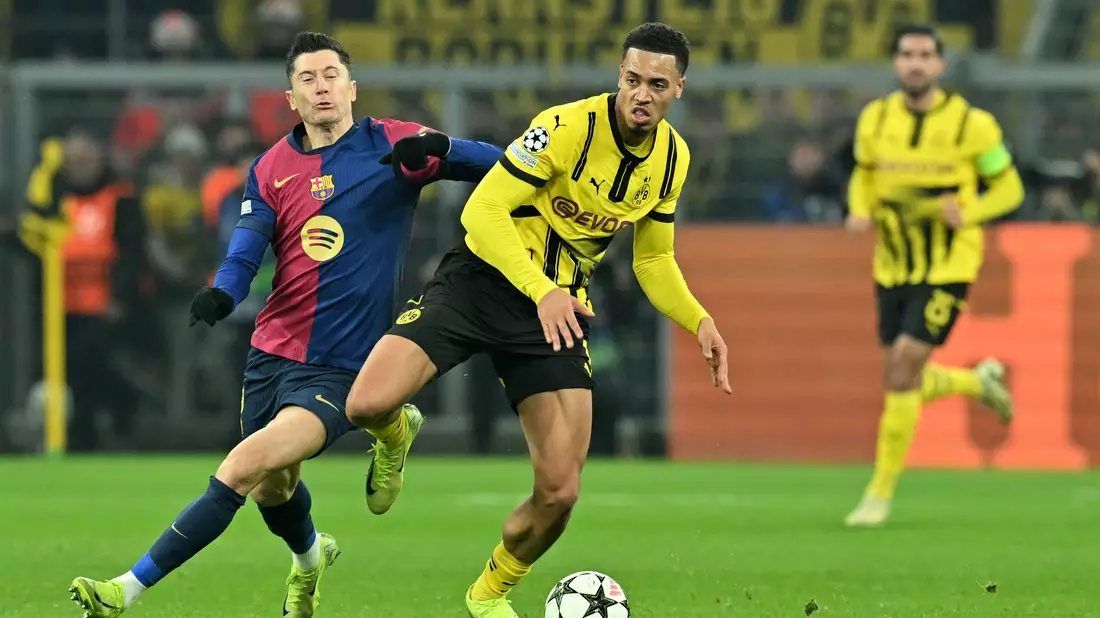 Enges Spiel: Der BVB mit Felix Nmecha (r) und Barcelona mit Robert Lewandowski lieferten sich viele packende Duelle. - Bild: Bernd Thissen/dpa