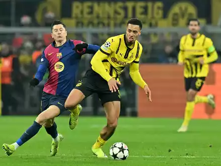Enges Spiel: Der BVB mit Felix Nmecha (r) und Barcelona mit Robert Lewandowski lieferten sich viele packende Duelle. - Foto: Bernd Thissen/dpa