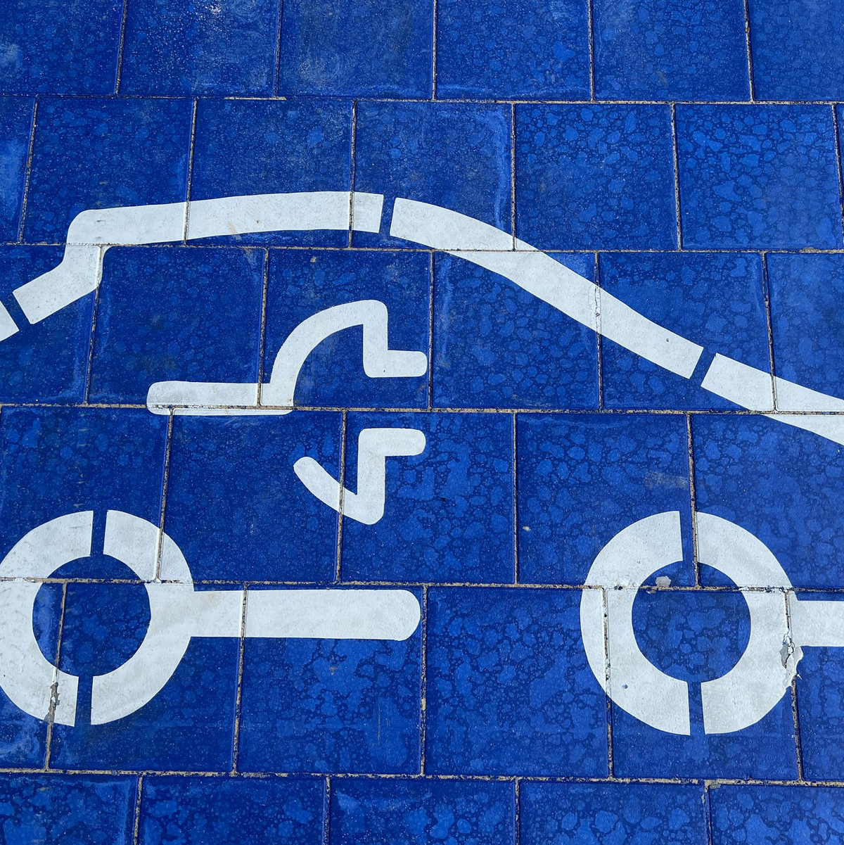 Ende 2023 war wegen der Haushaltskrise der Umweltbonus für E-Pkw Ende 2023 vorzeitig eingestellt worden. (Symbolbild) - Foto: Christoph Dernbach/dpa