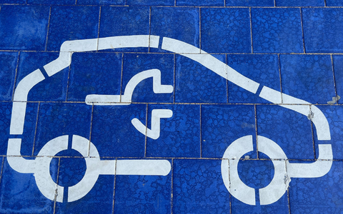 Ende 2023 war wegen der Haushaltskrise der Umweltbonus für E-Pkw Ende 2023 vorzeitig eingestellt worden. (Symbolbild) - Foto: Christoph Dernbach/dpa