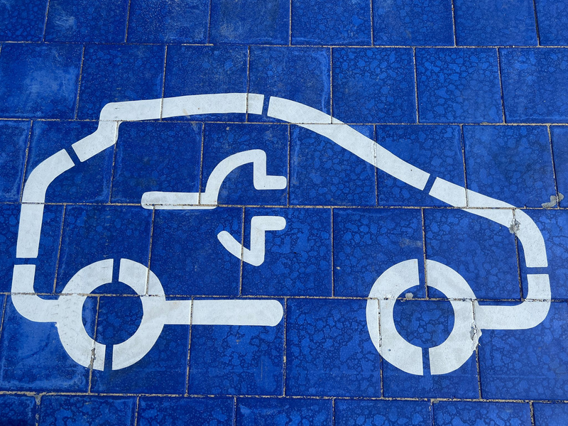 Ende 2023 war wegen der Haushaltskrise der Umweltbonus für E-Pkw Ende 2023 vorzeitig eingestellt worden. (Symbolbild) - Foto: Christoph Dernbach/dpa