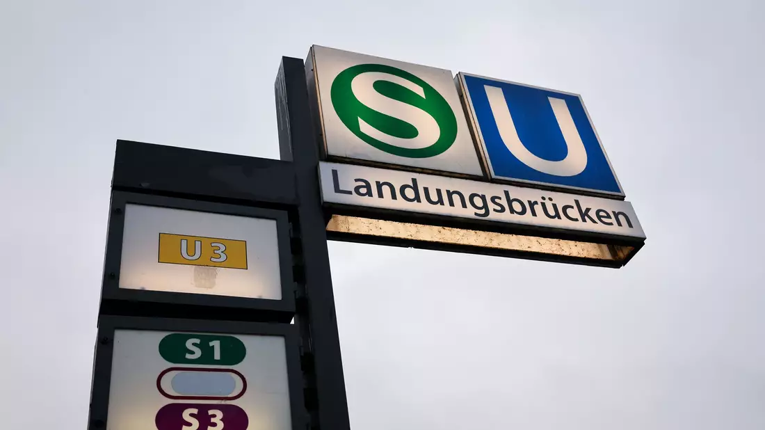 Der ADAC bescheinigt S- und U-Bahn in Hamburg hohe Pünktlichkeitswerte. (Archivbild) - Bild: Christian Charisius/dpa